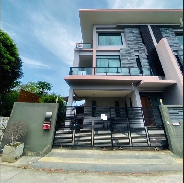 ขายด่วน บ้านพักตากอากาศ ทาวน์โฮม 3 ชั้นซอยหัวหิน 19 ห่างทะเลเพียง 400 เมตร(งดนายหน้าเพิ่ม)