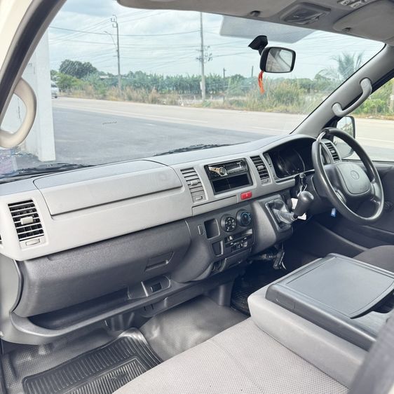 Toyota Hiace 2012 2.5 GL Van ดีเซล ไม่ติดแก๊ส เกียร์ธรรมดา ขาว รูปที่ 4