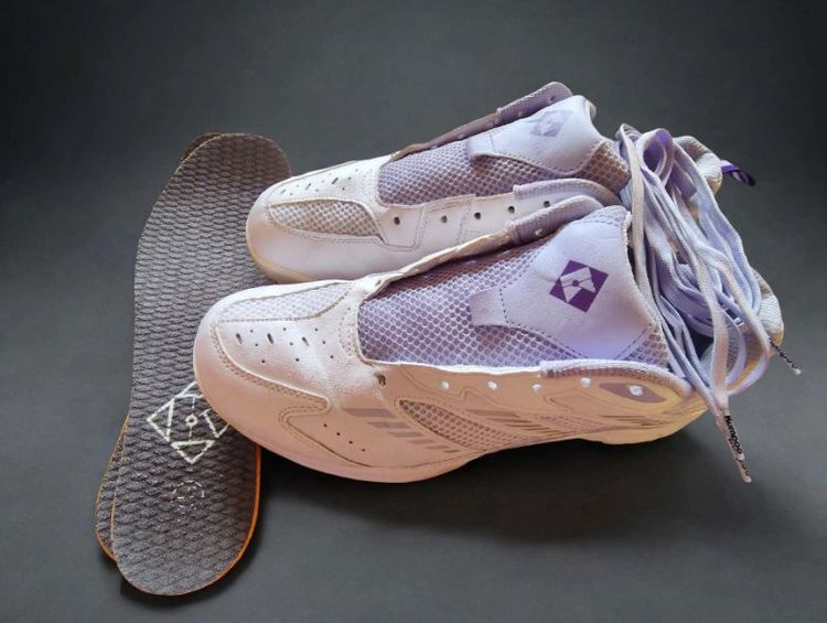 Kumpoo (คัมปู) รุ่น KHR-D16ไซส์: EUR 44 / CHN 270 / ความยาว 27 cm (เหมาะ สำหรับเท้าประมาณ 43-44)สี: ขาว-ม่วงพาสเทล รูปที่ 2
