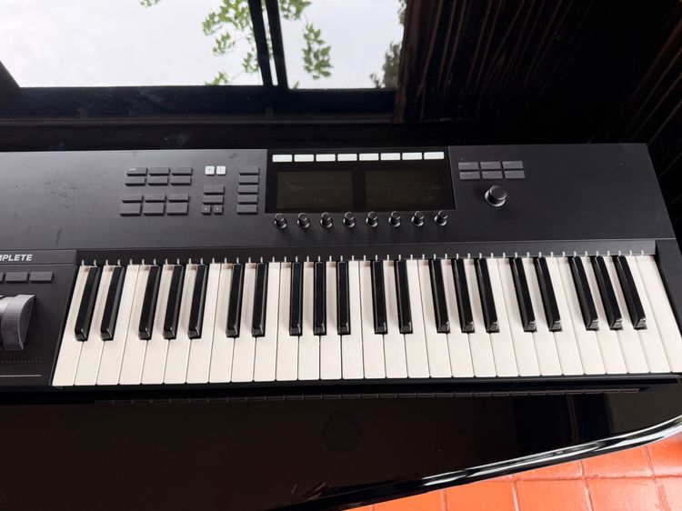 อื่นๆ คีย์บอร์ดคุณภาพสูง Native Instruments Komplete Kontrol S49 MK2 สภาพดีมาก พร้อมกล่องเดิม