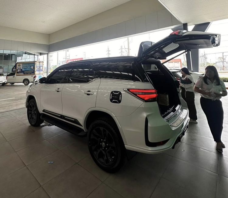 Toyota Fortuner 2023 2.8 GR Sport Black Top 4WD Utility-car ดีเซล ไม่ติดแก๊ส เกียร์อัตโนมัติ ขาว รูปที่ 2
