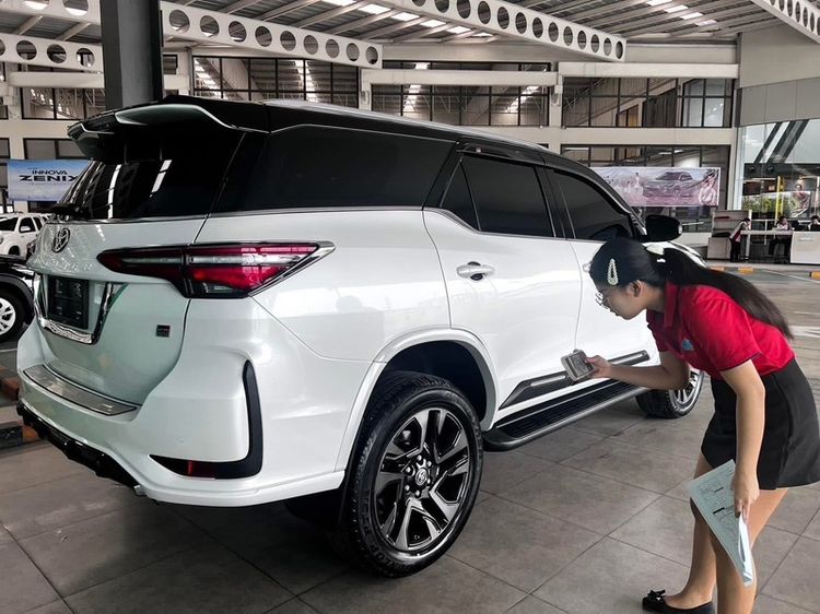 Toyota Fortuner 2023 2.8 GR Sport Black Top 4WD Utility-car ดีเซล ไม่ติดแก๊ส เกียร์อัตโนมัติ ขาว รูปที่ 3