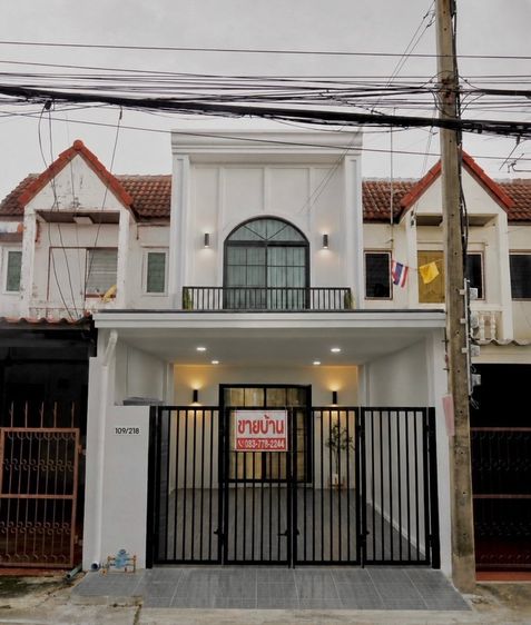 สร้างเสร็จก่อน 2010 ทาวน์เฮาส์รีโนเวทสวยพร้อมอยู่ ห่างรถไฟฟ้าสถานีสายหยุดสะพานใหม่แค่ 5 นาที