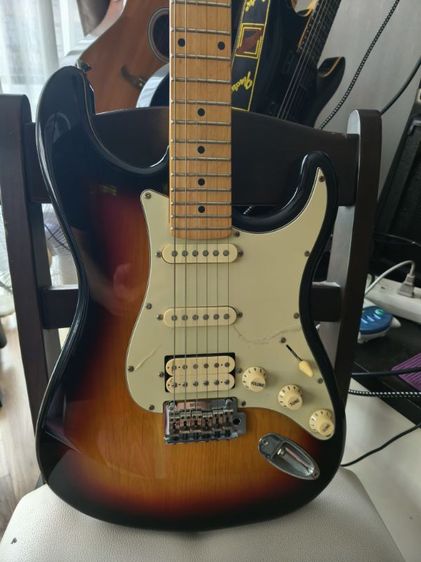 กีต้าร์ไฟฟ้า ขายกีต้าร์ fender ประกอบ custom ผลิตไทย สวยมากไม่เคยนำออกจากบ้านใช้ไม่กี่ครั้ง