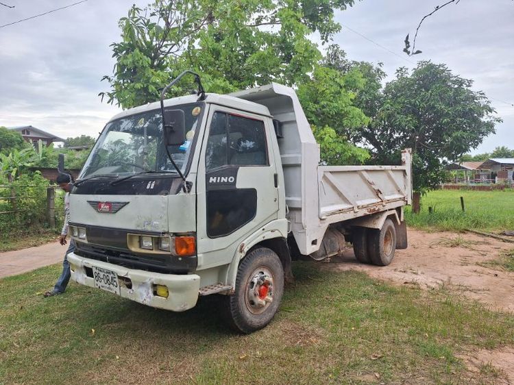 HINO 6  ล้อ ขายดั้มFC2W เครื่องWO4D-120แรง เกียใหญ่ แอรมี พวงมาลัยพาวเวอ ช่วงล่างใหญ่เอฟหน้าหลัง พร้อมใช้งาน เล่มพร้อม