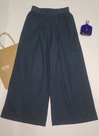 กางเกงขาบาน (Pleated Wide Pants/Culottes)สีน้ำเงินกรมท่าแบรนด์ Uniqlo‼️