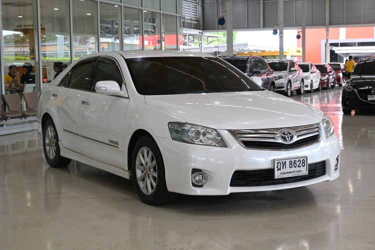 รถ Toyota Camry 2.4 Hybrid สี ขาว