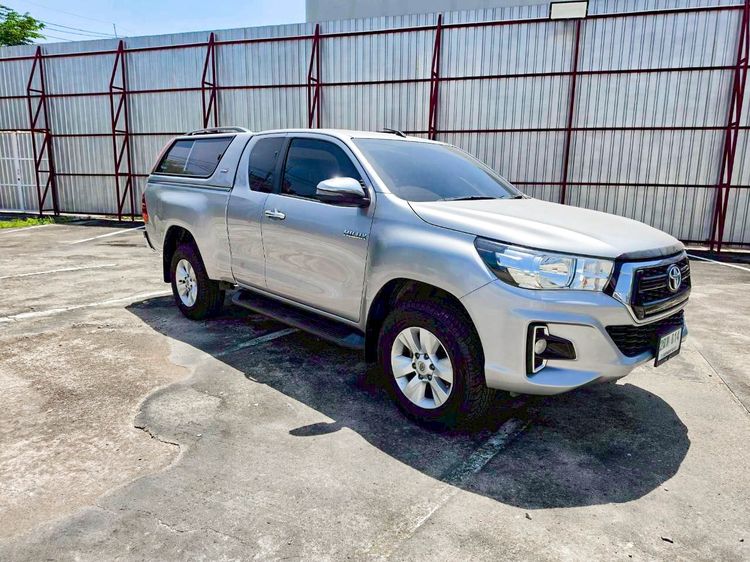รถ Toyota Hilux Revo 2.4 E สี บรอนซ์เงิน