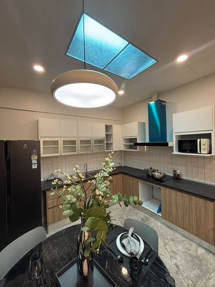 มีบางส่วน P777 ให้เช่าทาวน์เฮ้าส์ 2 ชั้น  ย่านพหลโยธิน 691 ใกล้ BTS สายหยุด 150 เมตร Renovated ใหม่ เหมาะทำธุรกิจ คาเฟ่ ร้านกาแฟ และอยู่อาศัย