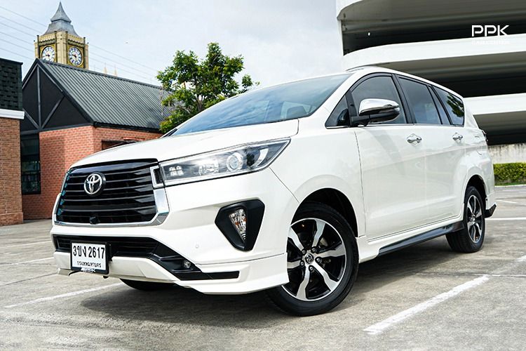 รถ Toyota Innova 2.8 Crysta Premium สี ขาว