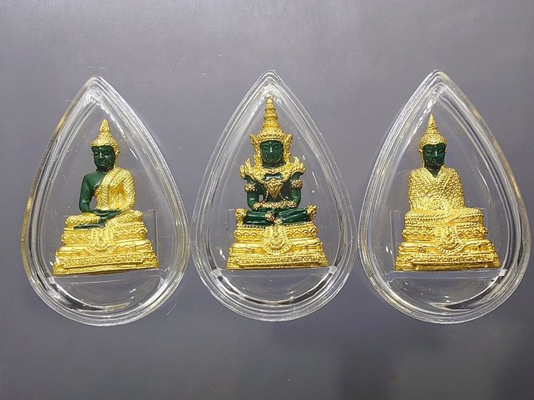 พระแก้วมรกต ชุด 3 ฤดู เนื้อโลหะเคลือบสีเขียว เครื่องทรงชุบทอง สำนักพระราชวัง สร้าง พุทธาภิเษก ณ วัดพระศรีรัตนศาสดาราม พ.ศ.2547 พร้อมกล่องเดิ รูปที่ 2