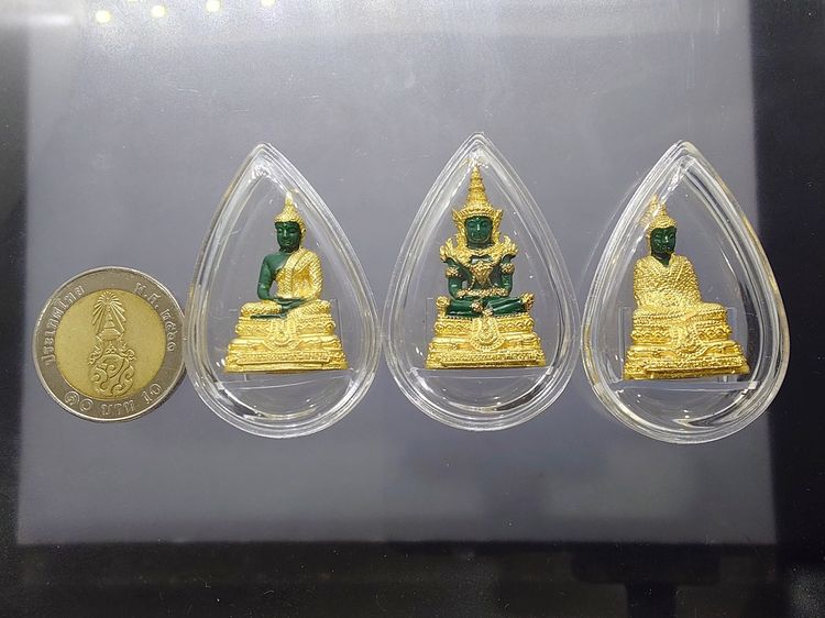 พระแก้วมรกต ชุด 3 ฤดู เนื้อโลหะเคลือบสีเขียว เครื่องทรงชุบทอง สำนักพระราชวัง สร้าง พุทธาภิเษก ณ วัดพระศรีรัตนศาสดาราม พ.ศ.2547 พร้อมกล่องเดิ รูปที่ 7