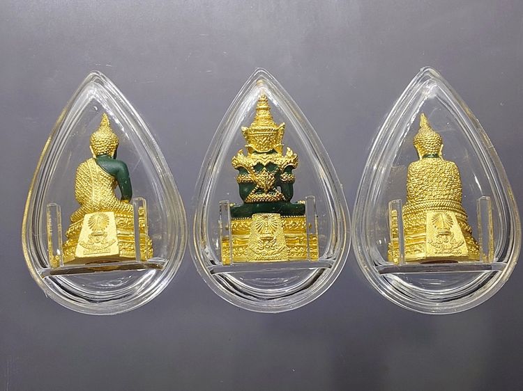 พระแก้วมรกต ชุด 3 ฤดู เนื้อโลหะเคลือบสีเขียว เครื่องทรงชุบทอง สำนักพระราชวัง สร้าง พุทธาภิเษก ณ วัดพระศรีรัตนศาสดาราม พ.ศ.2547 พร้อมกล่องเดิ รูปที่ 3