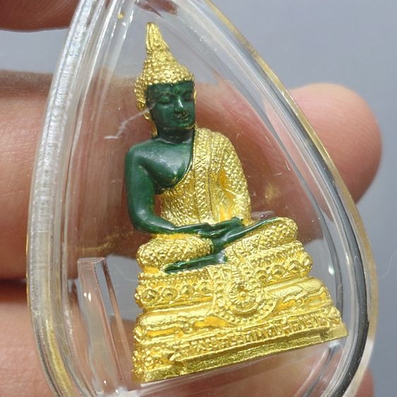 พระแก้วมรกต ชุด 3 ฤดู เนื้อโลหะเคลือบสีเขียว เครื่องทรงชุบทอง สำนักพระราชวัง สร้าง พุทธาภิเษก ณ วัดพระศรีรัตนศาสดาราม พ.ศ.2547 พร้อมกล่องเดิ รูปที่ 4
