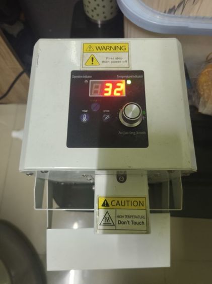 เครื่องซีลปากถุงอัตโนมัติแบบต่อเนื่อง (Mini Continuous Sealer) รุ่น GLF-50 ซึ่งใช้สำหรับซีลปิดปากถุงพลาสติกและบรรจุภัณฑ์ต่างๆ