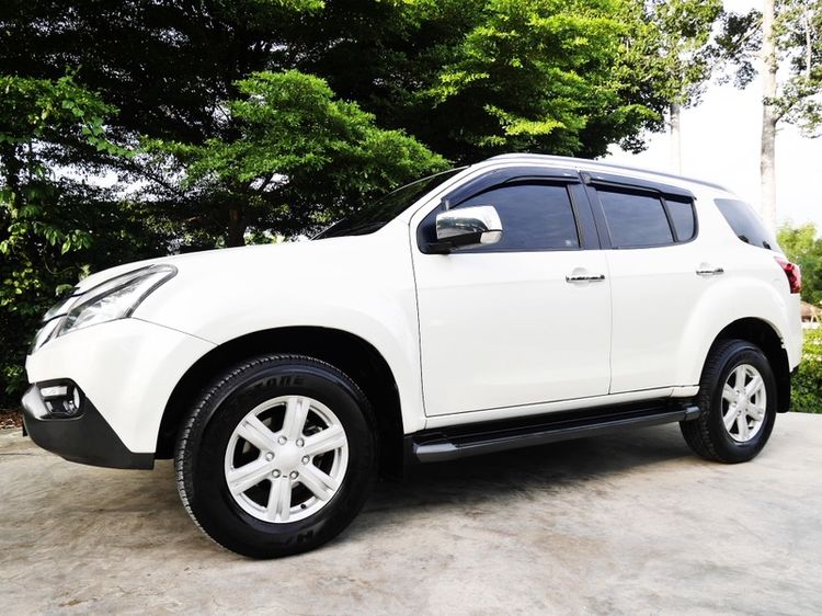 รถ Isuzu MU-X 3.0 สี ขาว