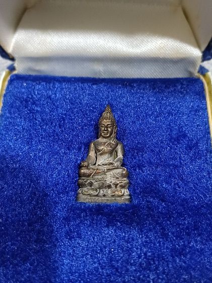 พระไพรีพินาศ (ลอยองค์เนื้อโลหะ) บรรจุในกล่องกำมะหยี่สีน้ำเงิน ด้านในพิมพ์ข้อความระบุชื่อหน่วยงานหรือมูลนิธิ พร้อมวันที่สำคัญ ซึ่งเป็นพระบูชาหรือพระเครื่องยอดนิยมที่มักสร้างขึ้นในวาระพิเศ
