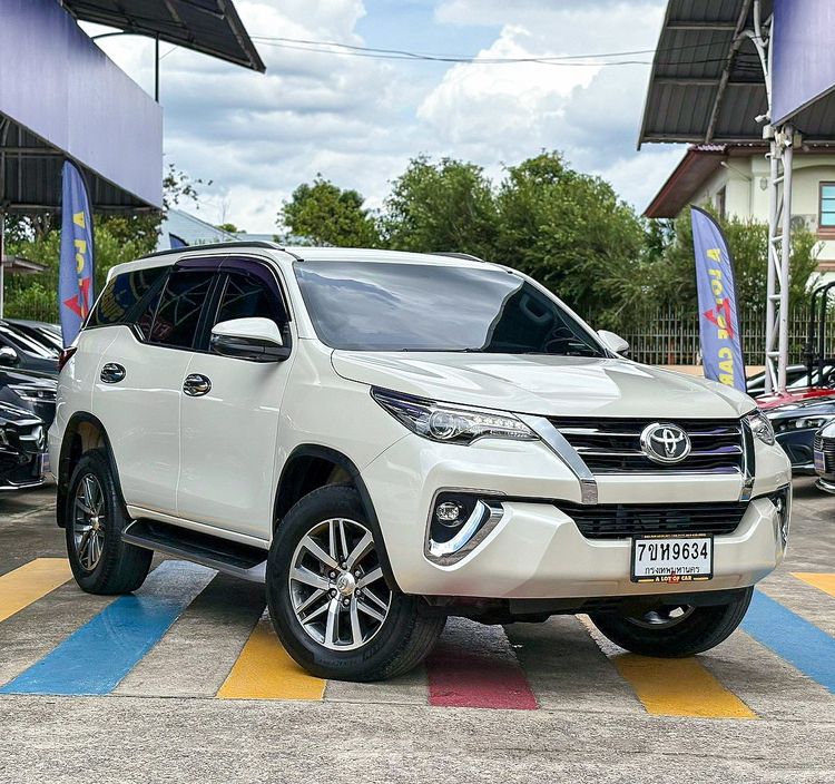 รถ Toyota Fortuner 2.4 V สี ขาว