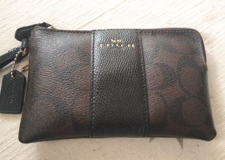 หนังแท้ น้ำตาล ขายกระเป๋าสตางค์ คล้องมือ Coach แท้ 100%Made in USA(ราคา400บาท)