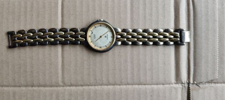 ขายสร้างนาฬิกาข้อมือแนววินเทจกระจกหน้าแตกขายตามสภาพ 490 บาทพร้อมจัดส่ง