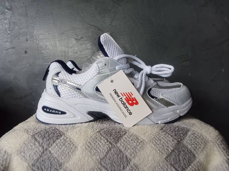 New Balance ไม่ระบุ รองเท้าวิ่ง รองเท้าผ้าใบสีขาว เบอร์ 37 ยาว 23.5 cm. (งานมือหนึ่ง) คำแนะนำ คนใส่เบอรฅ์ 36 ใส่ได้พอดี