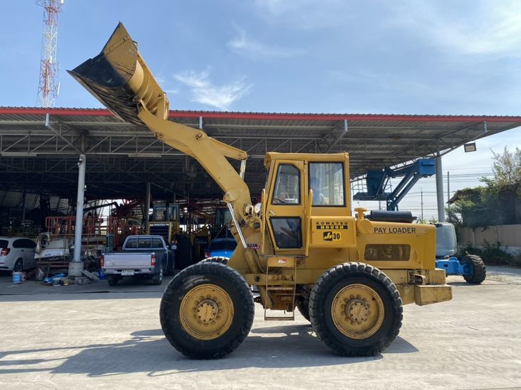 รถตักล้อยาง KOMATSU  รุ่น JH30B บุ้งกี๋ 1คิว   รถเก่านอกนำเข้า