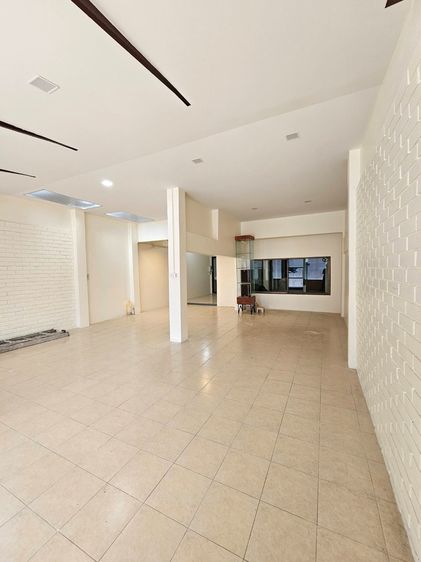 ให้เช่าทาวน์เฮาส์ Renovated ใหม่ พร้อมพื้นที่ Commercial ชั้นล่าง ทำเลดี