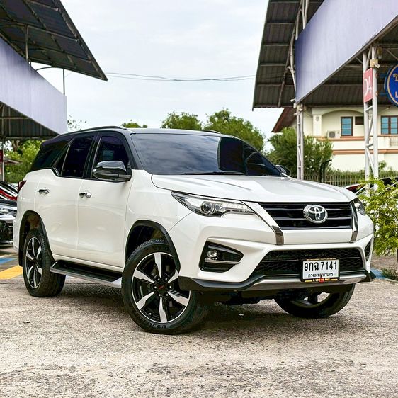 รถ Toyota Fortuner 2.8 V TRD Sportivo II Black Top 4WD สี ขาว