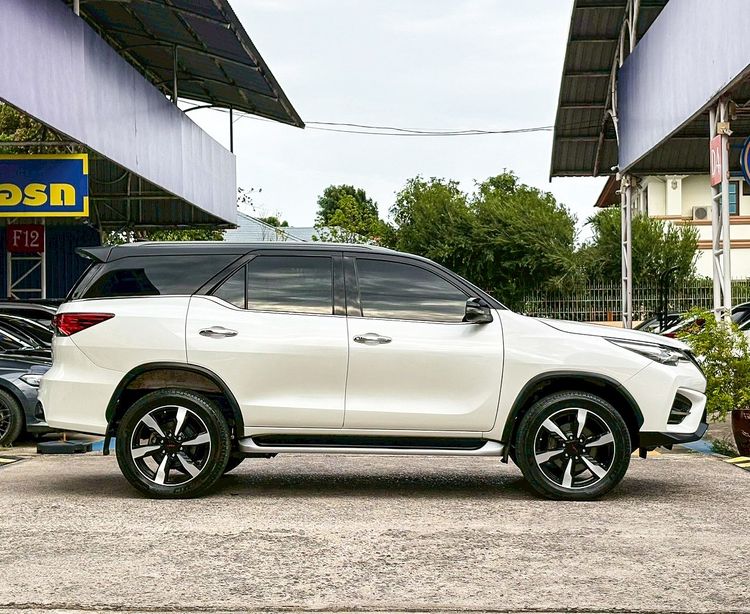 Toyota Fortuner 2019 2.8 V TRD Sportivo II Black Top 4WD Utility-car ดีเซล ไม่ติดแก๊ส เกียร์อัตโนมัติ ขาว รูปที่ 2