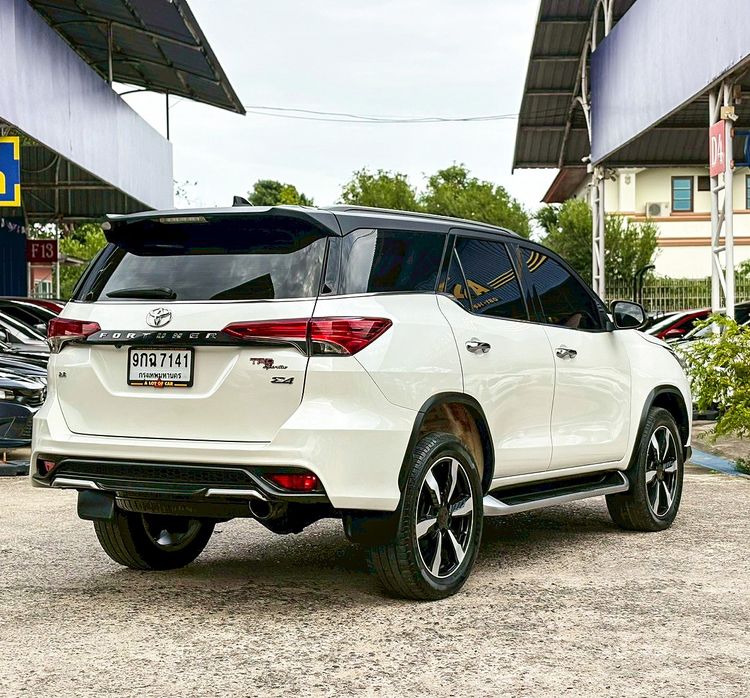 Toyota Fortuner 2019 2.8 V TRD Sportivo II Black Top 4WD Utility-car ดีเซล ไม่ติดแก๊ส เกียร์อัตโนมัติ ขาว รูปที่ 3