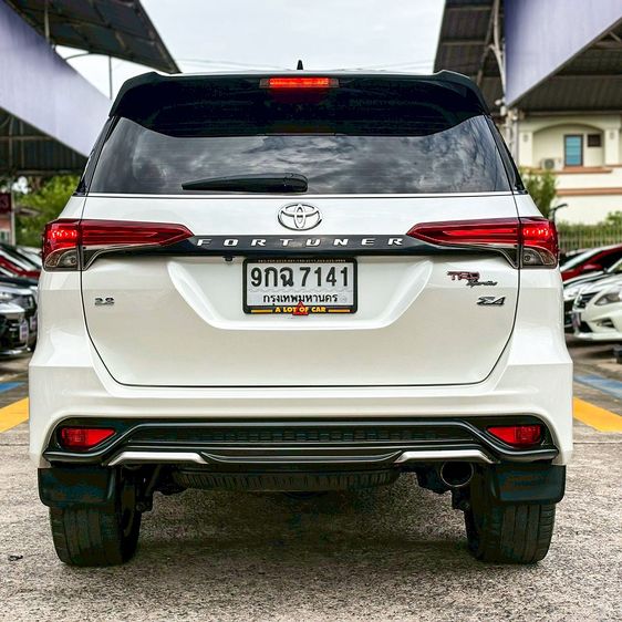 Toyota Fortuner 2019 2.8 V TRD Sportivo II Black Top 4WD Utility-car ดีเซล ไม่ติดแก๊ส เกียร์อัตโนมัติ ขาว รูปที่ 4