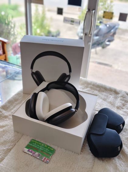 - Apple AirPods Max