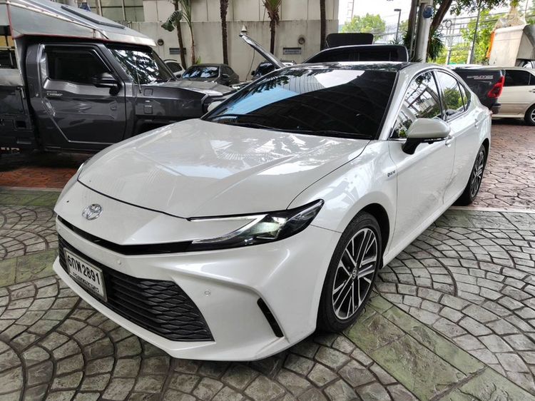 รถ Toyota Camry 2.5 HEV Premium Luxury สี ขาว