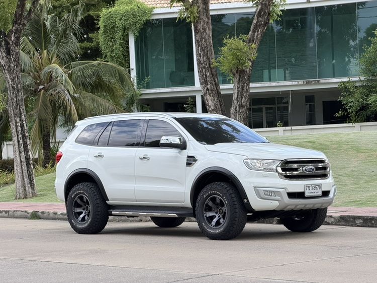 รถ Ford Everest 3.2 Titanium+ 4WD สี ขาว