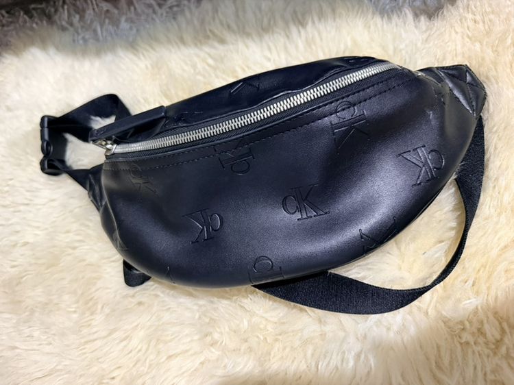 กระเป๋าคาดอก CK Calvin klein Monogram แท้ รูปที่ 5