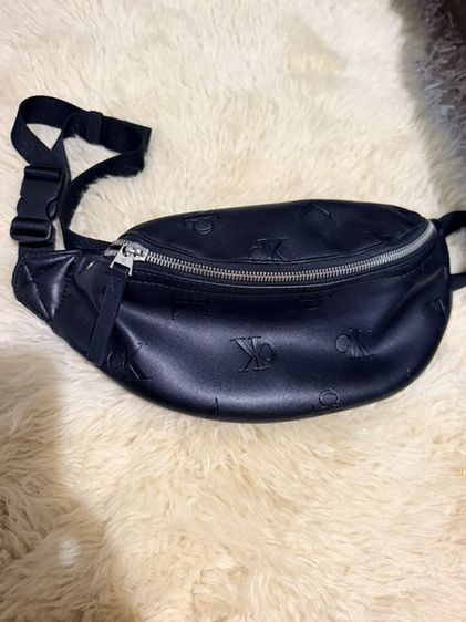 กระเป๋าคาดอก CK Calvin klein Monogram แท้ รูปที่ 9