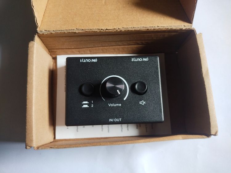 สายเคเบิลและตัวแปลง มือสอง สภาพดี (มีกล่อง) 3.5mm Audio Splitter Switcher  สามารถใช้เป็น 2  Input 1 Output1 หรือ  Input 2 Output 1 