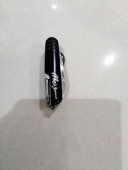 ขาย มีดพกอเนกประสงค์ 11 ใน 1 (11-in-1 Multi-Tool) ด้ามจับสีดำที่สกรีนโลโก้แบรนด์ McJeans
