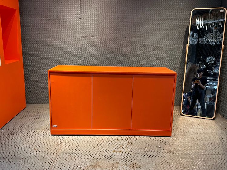 ตู้คอนโซล 3 บานเปิด โครงไม้ MDF ผิวสีส้ม ล้อเลื่อน