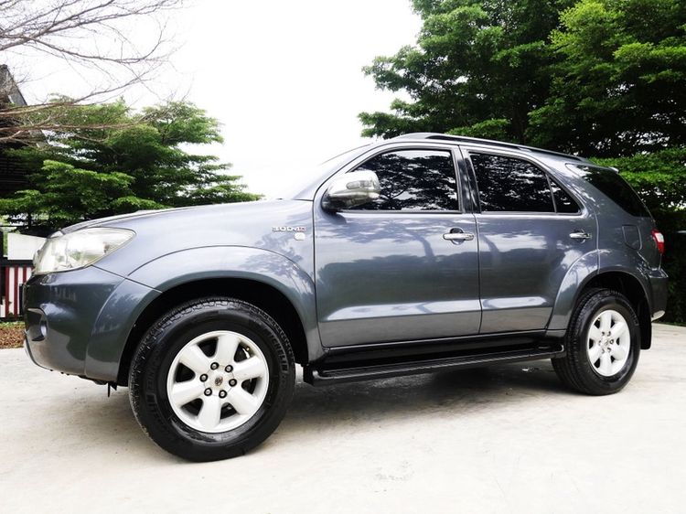 รถ Toyota Fortuner 3.0 V สี เทา