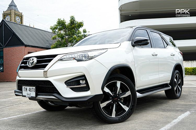 รถ Toyota Fortuner 2.8 V TRD Sportivo Black Top 4WD สี ขาว