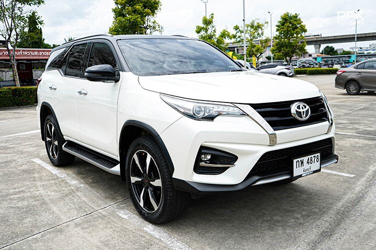 Toyota Fortuner 2019 2.8 V TRD Sportivo Black Top 4WD Utility-car ดีเซล ไม่ติดแก๊ส เกียร์อัตโนมัติ ขาว รูปที่ 3