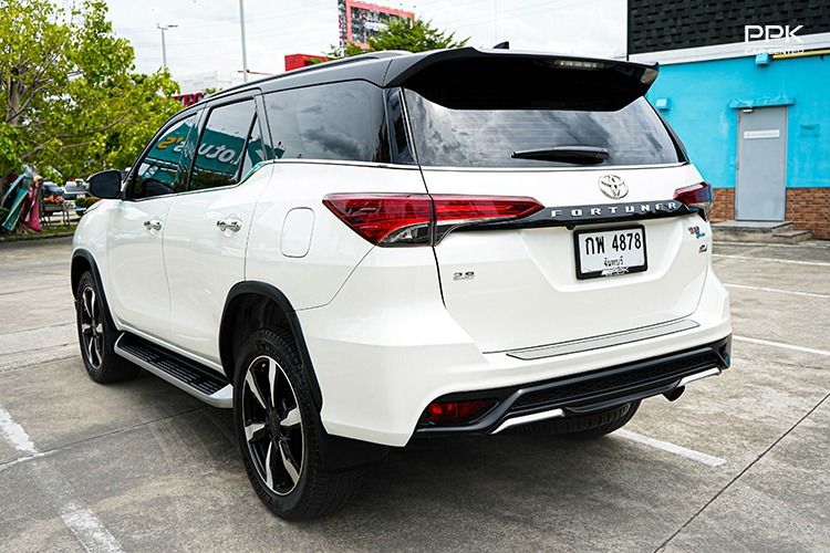 Toyota Fortuner 2019 2.8 V TRD Sportivo Black Top 4WD Utility-car ดีเซล ไม่ติดแก๊ส เกียร์อัตโนมัติ ขาว รูปที่ 4