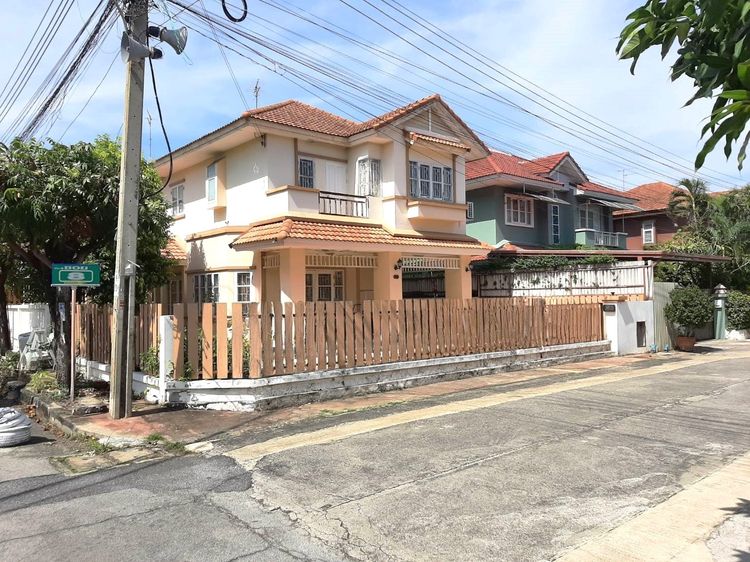 บ้านเดี่ยว ม.สินเพชร จันทน์ทองเอี่ยม บางบัวทอง  ใกล้ MRT คลองบางไผ่ เพียง 800 เมตร ขนาด 59.5 ตารางวา  3 ห้องนอน  2 ห้องน้ำ 