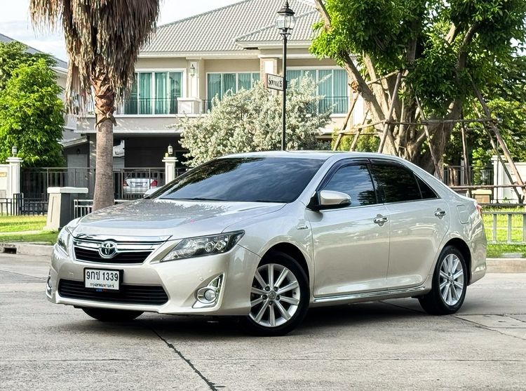 รถ Toyota Camry 2.5 HV สี ขาว