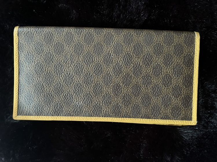 อื่นๆ หนังแท้ กระเป๋าสตางค์วินเทจ CELINE ของแท้ ไม่มีตำหนิ ใช้ได้ทั้งผู้ชาย ผู้หญิงVintage Celine Brown Macadam Canvas Long Bifold Wallet with yellow leather trim.
