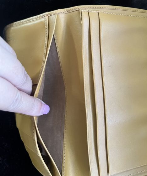 กระเป๋าสตางค์วินเทจ CELINE ของแท้ ไม่มีตำหนิ ใช้ได้ทั้งผู้ชาย ผู้หญิงVintage Celine Brown Macadam Canvas Long Bifold Wallet with yellow leather trim. รูปที่ 3