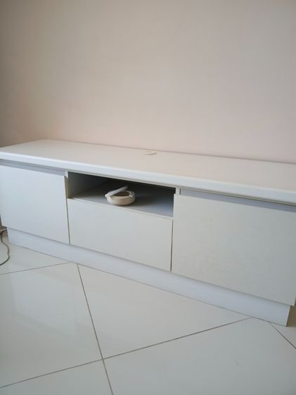 ไม้ Modern White TV Stand with Storage – Good Condition