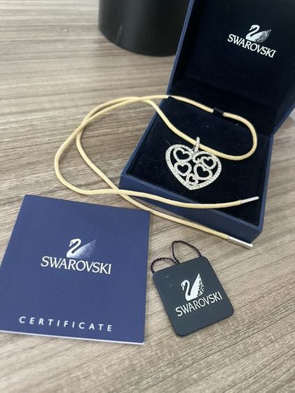 สร้อยคอพร้อมจี้รูปหัวใจประดับคริสตัลจากแบรนด์ Swarovski บรรจุในกล่องสีน้ำเงิน พร้อมใบรับรอง (Certificate) และป้ายสินค้า