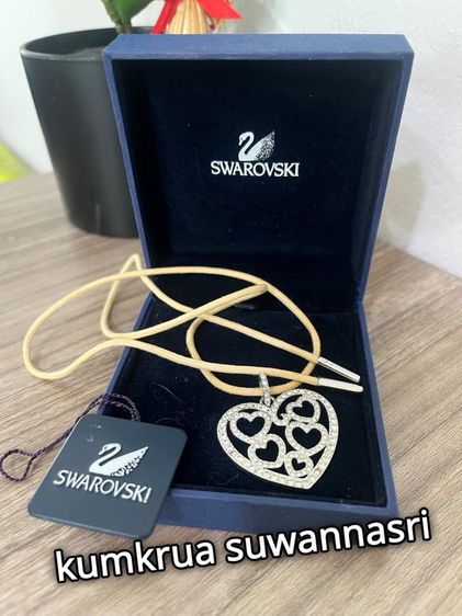 สร้อยคอพร้อมจี้รูปหัวใจประดับคริสตัลจากแบรนด์ Swarovski บรรจุในกล่องสีน้ำเงิน พร้อมใบรับรอง (Certificate) และป้ายสินค้า รูปที่ 2